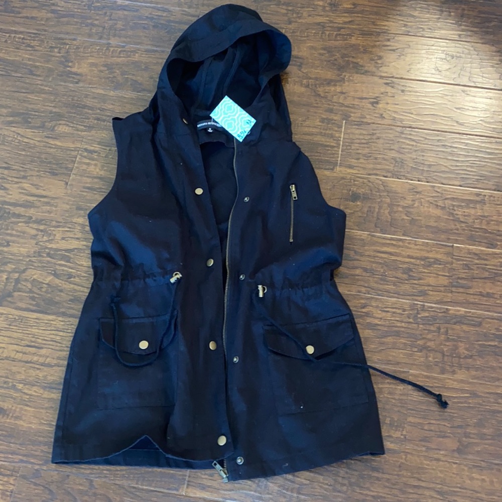 Zenana Outfitters. Size M. Sleeveless vest. NWT